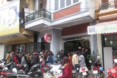 Giới trẻ Hà thành chen chúc mua chocolate tươi trước Valentine